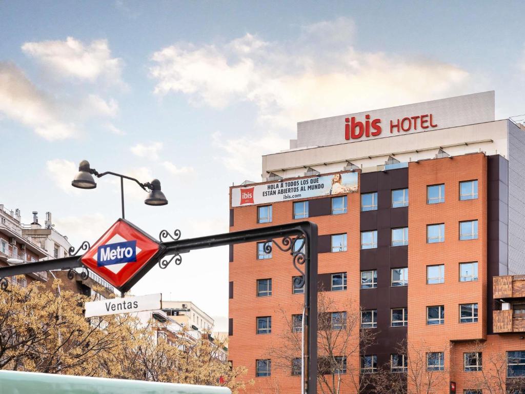 a sign on a street light in front of a hotel at Ibis Madrid Centro las Ventas in Madrid