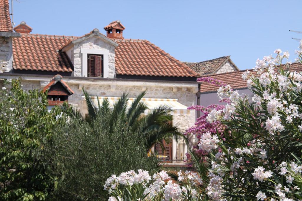 a building with a bunch of trees and flowers at Villa Rustika in Sutivan
