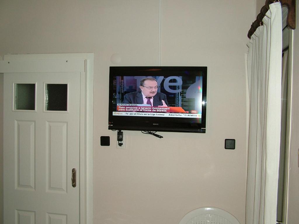 A television and/or entertainment centre at Ladies Beach Hotel