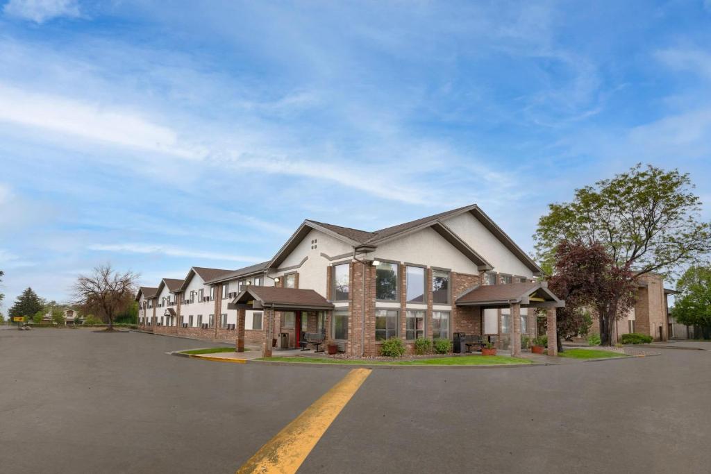 a row of houses in a parking lot at Super 8 by Wyndham Longmont/Twin Peaks in Longmont