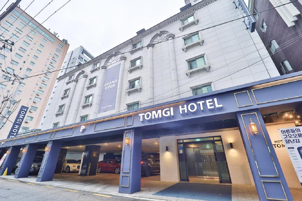 a torani hotel on a street in a city at Jamsil Tomgi Hotel in Seoul