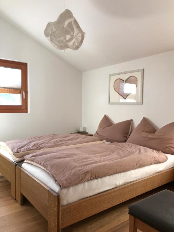sypialnia z dużym łóżkiem w pokoju w obiekcie Ferienwohnung Ursis Stall w mieście Münster