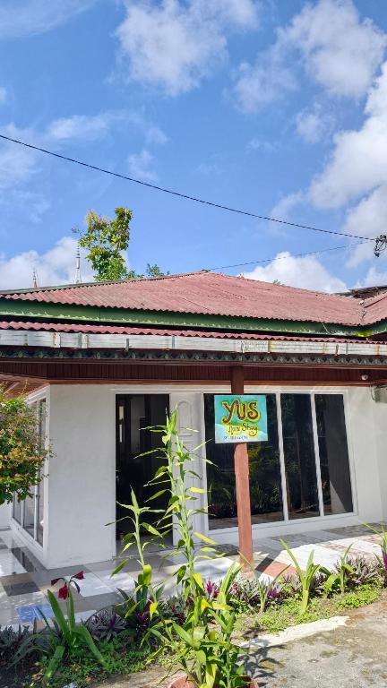 a building with a xos sign in front of it at Yus homestay in Bukittinggi
