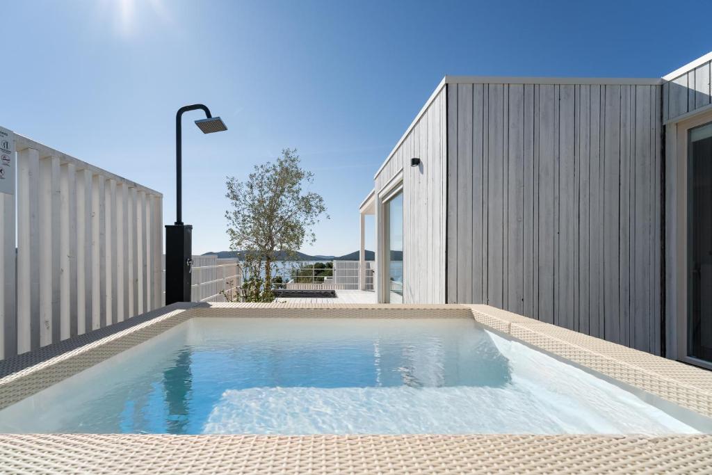 a swimming pool on the side of a building at Sensus Aqua Villa Buqez in Drage