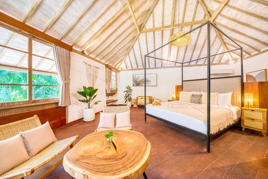 Villa Venice - 2000m2 Garden right behind beach, Seminyak (güncel 2026