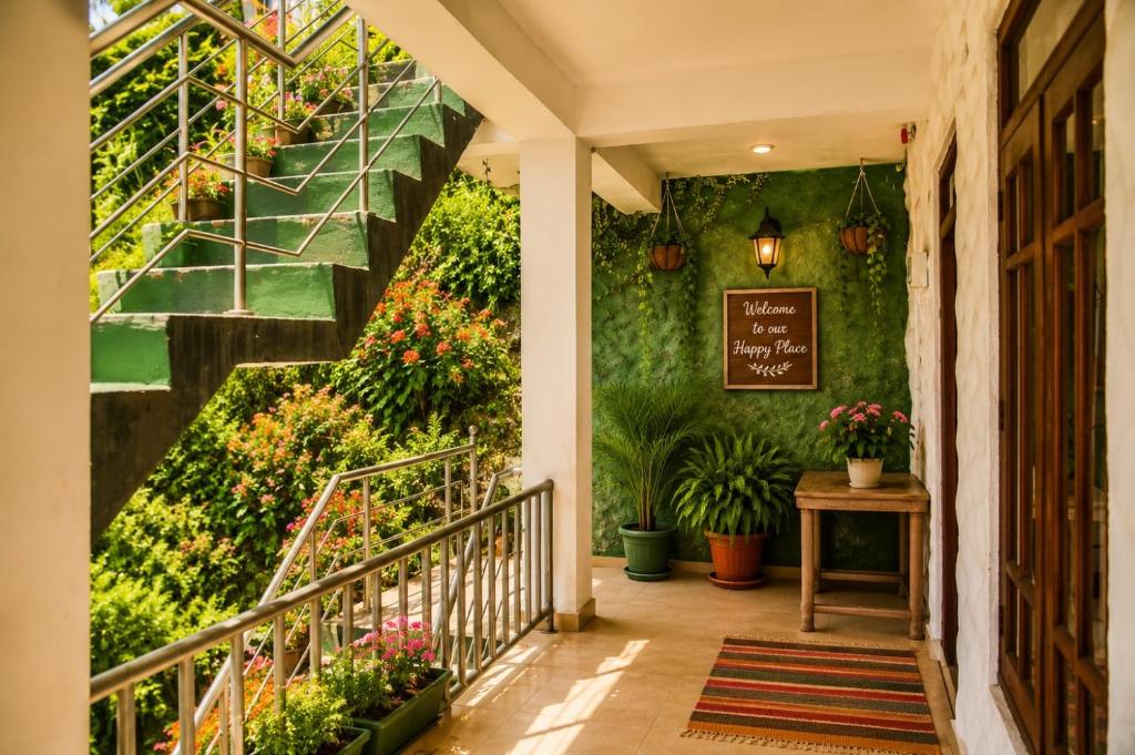 an indoor garden with plants on a wall at The Green View Guest House Haputale in Haputale
