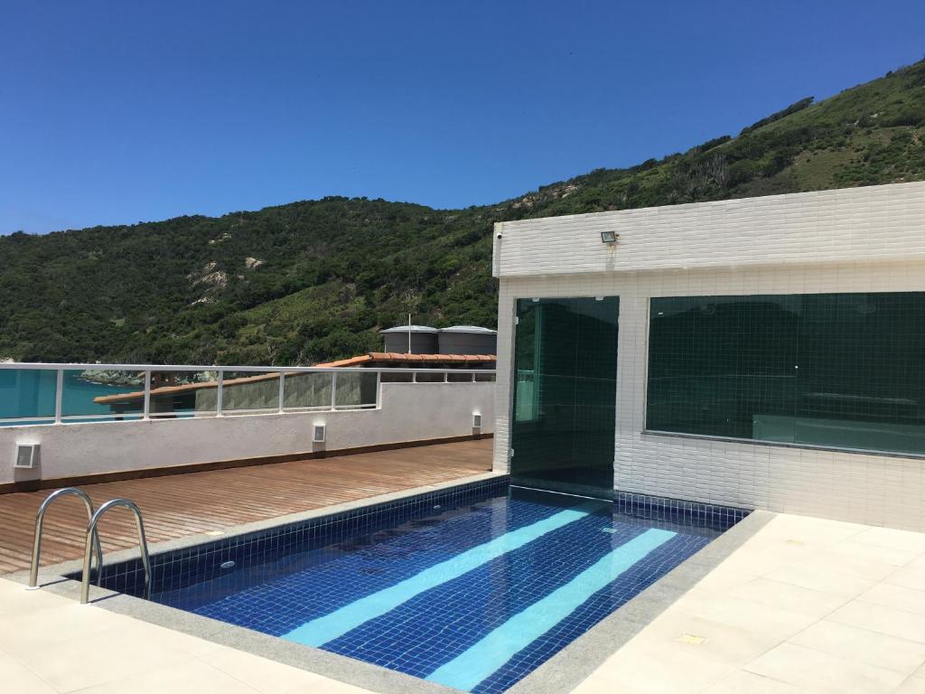 una piscina en la terraza de un crucero en Apartamento em Arraial do Cabo, en Arraial do Cabo