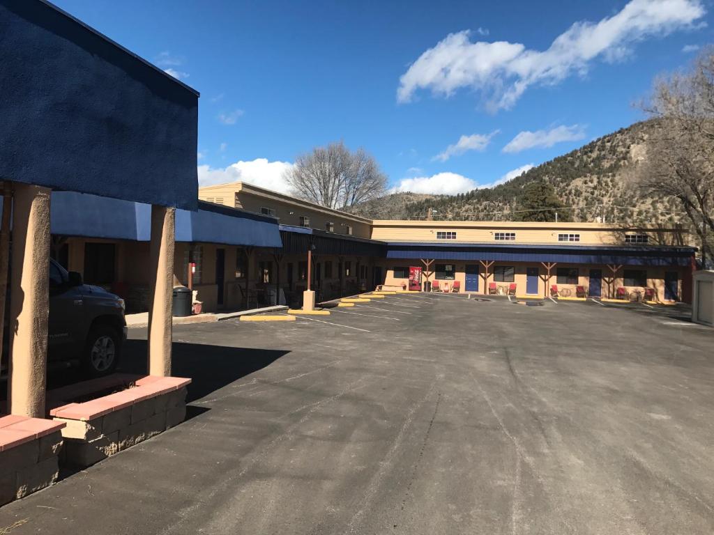 an empty parking lot in front of a building at Apache Motel in Ruidoso