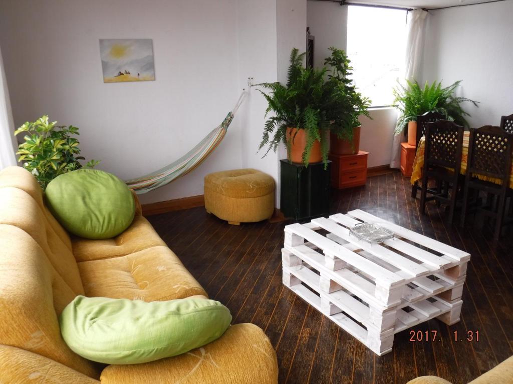 sala de estar con sofá y mesa de centro en Edificio Foch, en Quito