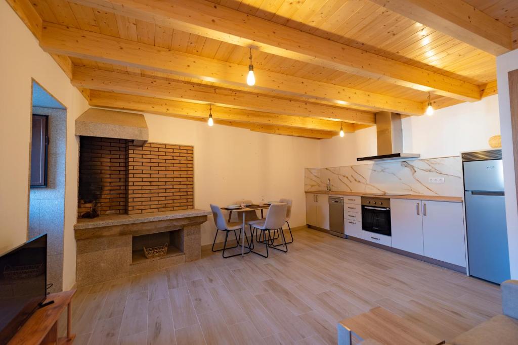 a kitchen and dining room with a table and chairs at Casa Ataraxia II in Boiro