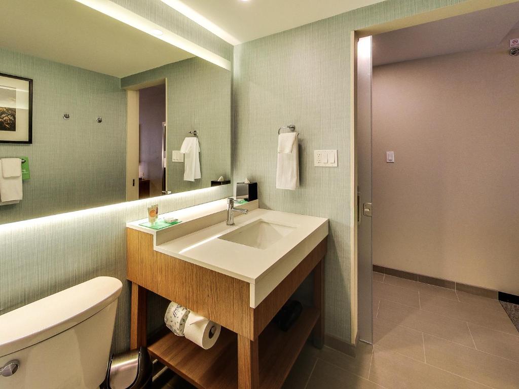 
Queen Room with Two Queen Beds and Sofa Bed - High Floor
