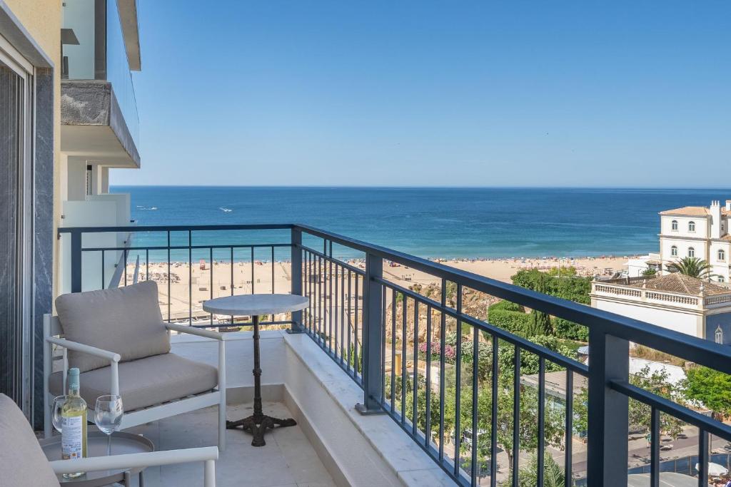 Prime located penthouse w seaview