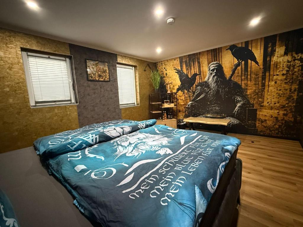ein Schlafzimmer mit einem Bett und einem Wandgemälde an der Wand in der Unterkunft Gasthaus Eiserner Löwe in Brattendorf