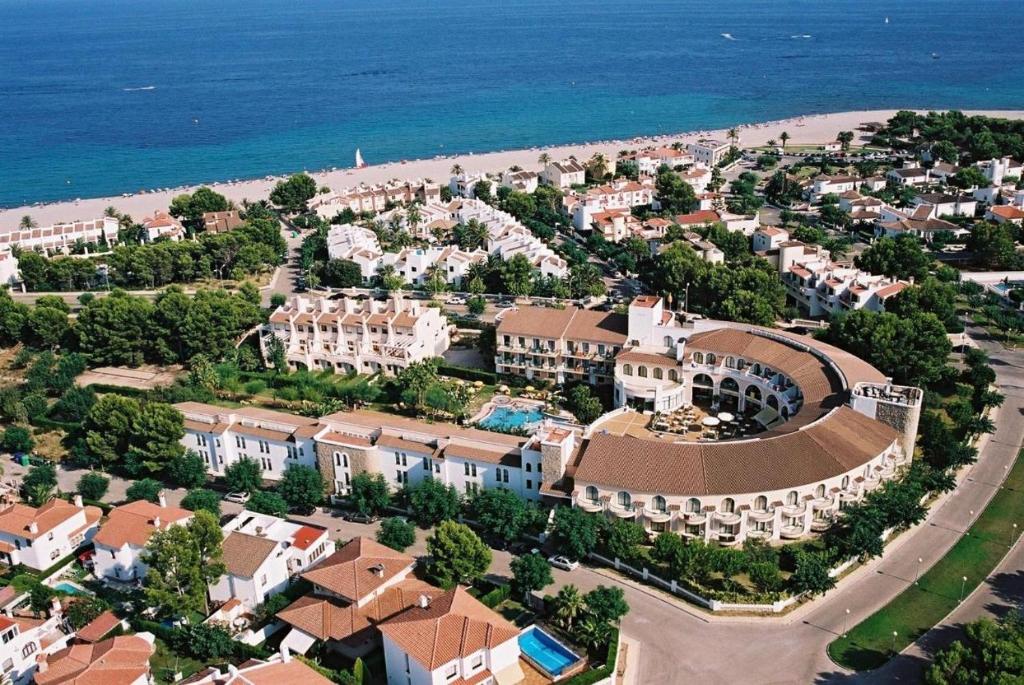 an aerial view of a resort next to the beach at ALEGRIA Pino Alto in Miami Platja