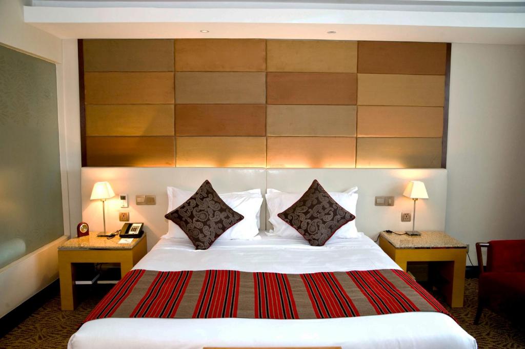 Uma cama ou camas num quarto em The Boma Nairobi