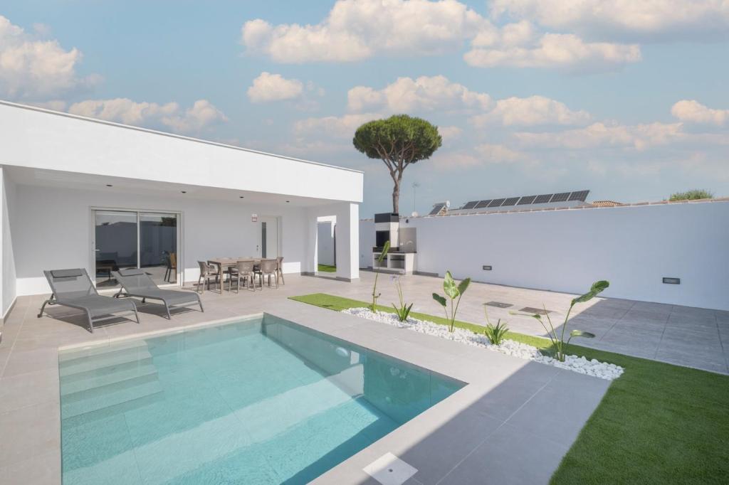 a swimming pool in the backyard of a house at Sumatra 1 in Novo Sancti Petri