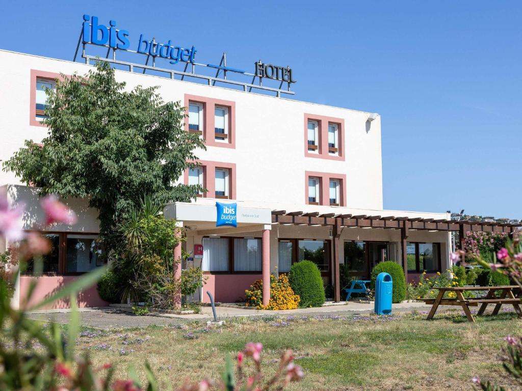 a building with a sign on top of it at ibis budget Narbonne Sud A9/A61 in Narbonne
