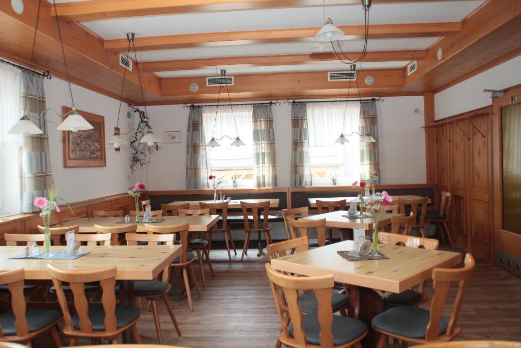 Ein Restaurant oder anderes Speiselokal in der Unterkunft Gasthof Kreisi 