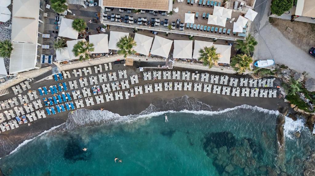 eine Luftaufnahme des Strandes und des Meeres in der Unterkunft Glaros Beach Hotel in Hersonissos