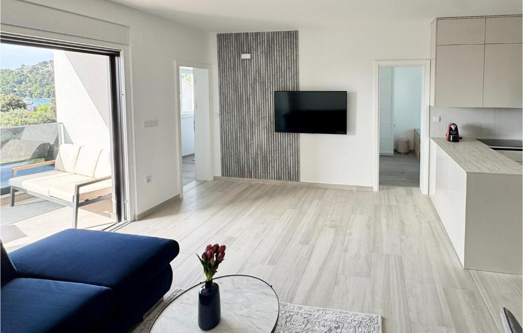 2 Bedroom Cozy Apartment In Sibenik
