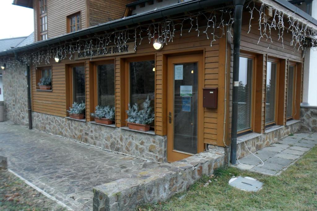ein Gebäude mit Pflanzen in den Fenstern in der Unterkunft Bolfenk B6 in Hočko Pohorje