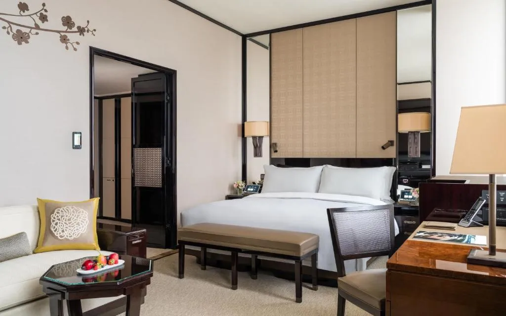 Deluxe King Room with Courtyard View