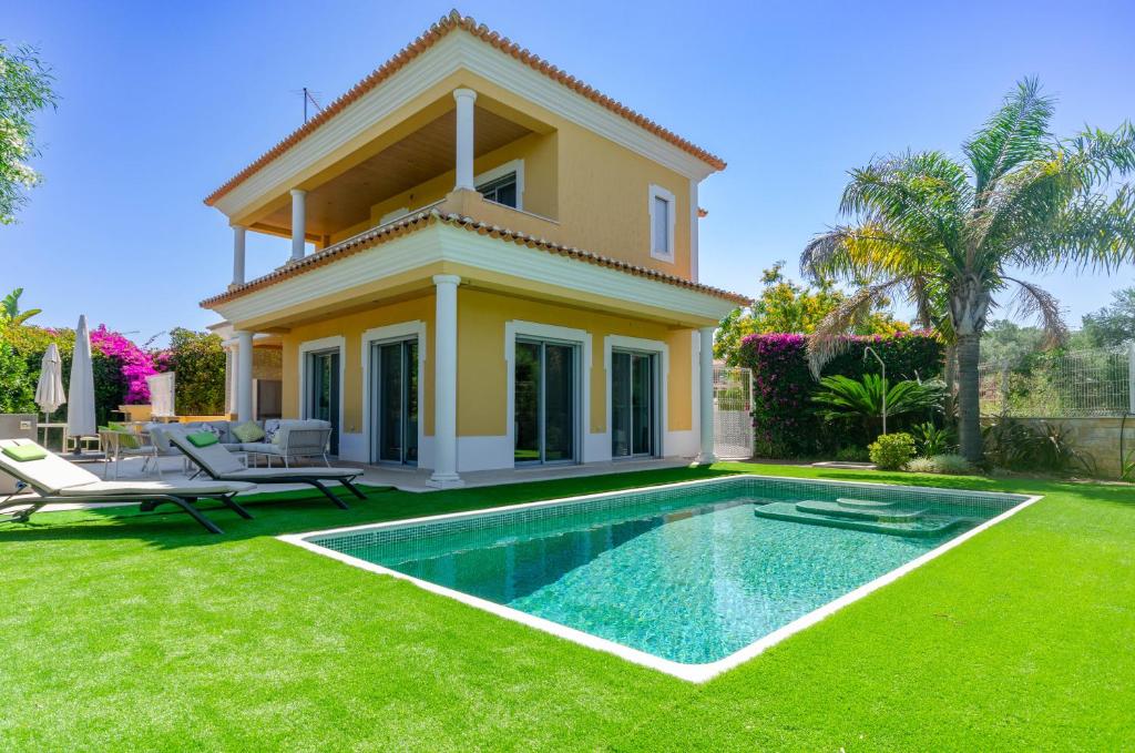Stunning 2 plus 1 Bedroom Villa with private Pool, Vilamoura
