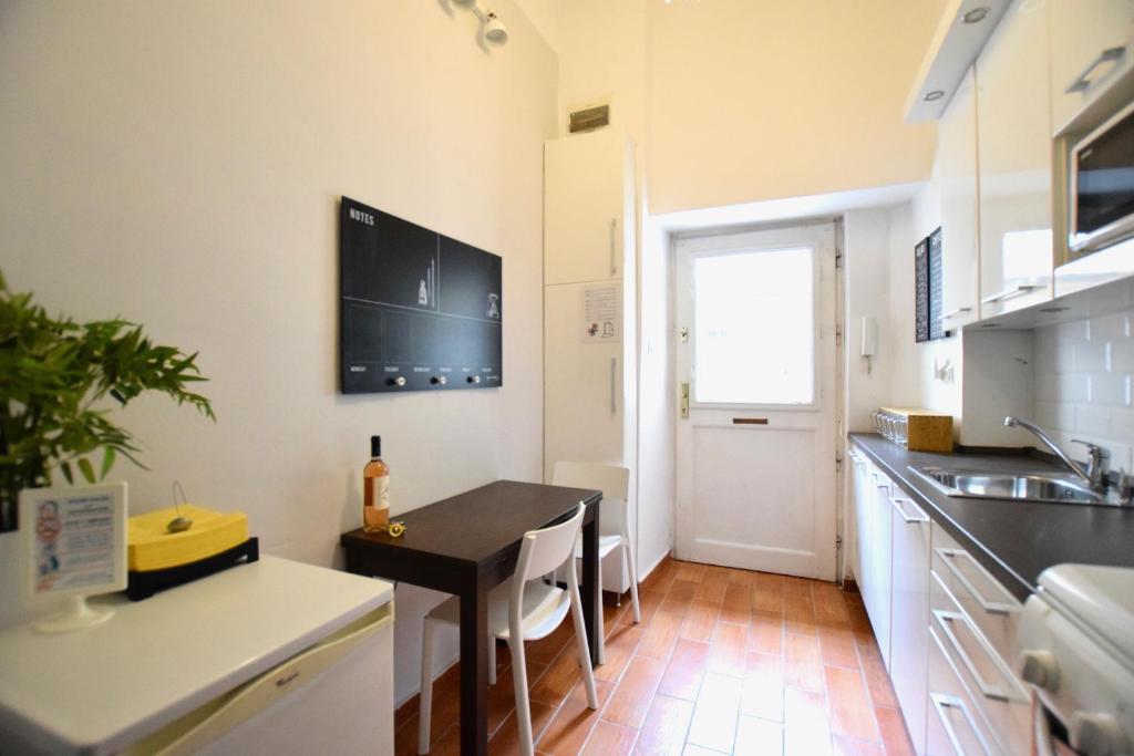 A kitchen or kitchenette at Standard Apartment by Hi5 - Chainbridge