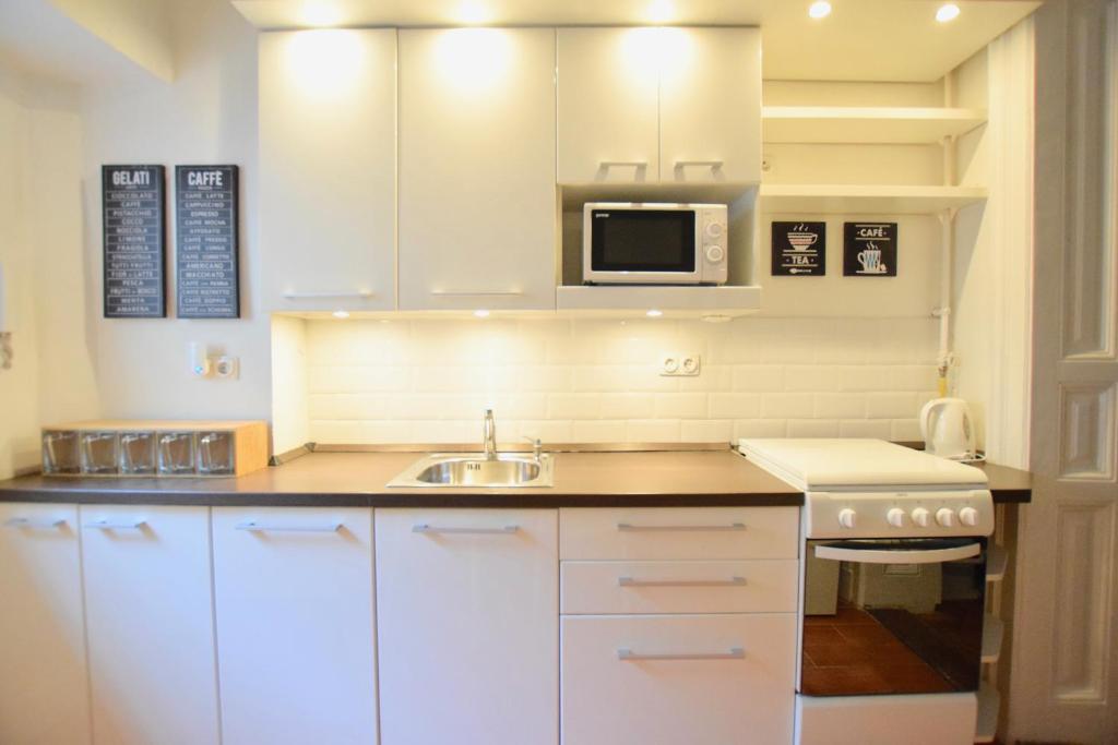 A kitchen or kitchenette at Standard Apartment by Hi5 - Chainbridge