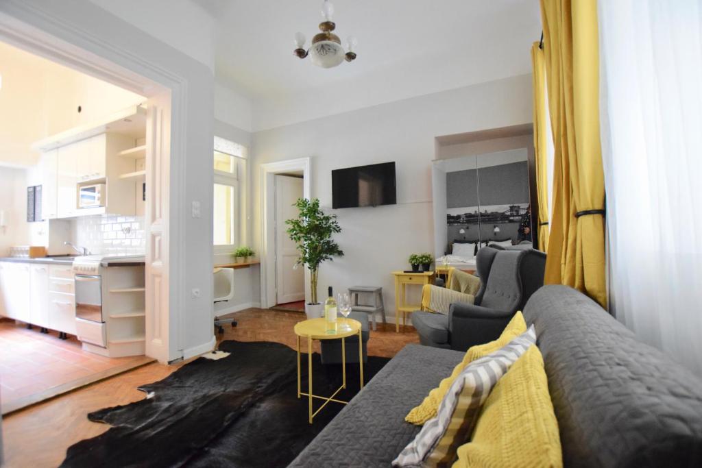 A kitchen or kitchenette at Standard Apartment by Hi5 - Chainbridge
