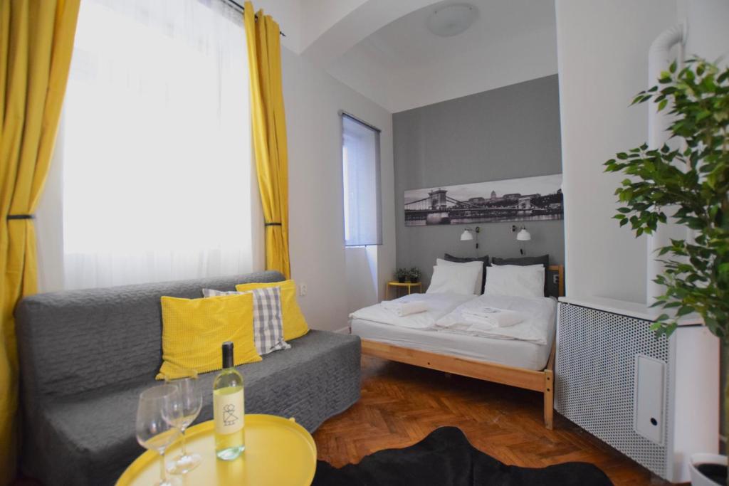 A bed or beds in a room at Standard Apartment by Hi5 - Chainbridge