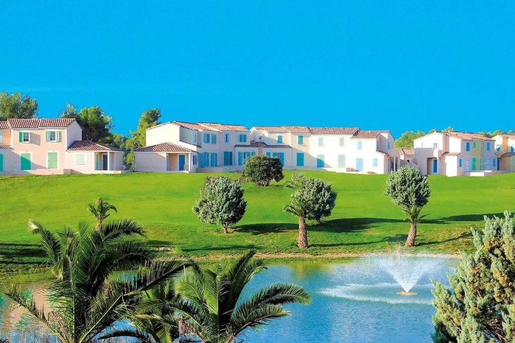 a villa with a pond in front of a house at Appartement 3 étoiles - ccbgeff in Cabriès