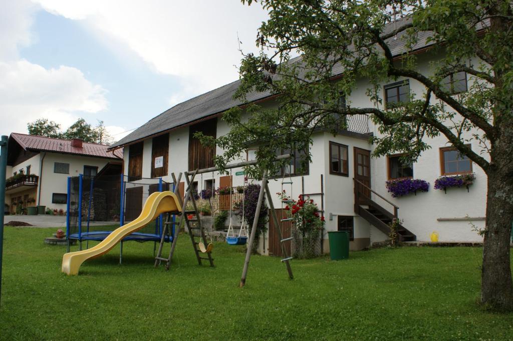 einen Spielplatz in einem Hof vor einem Haus in der Unterkunft Schlagerberg in Scharnstein