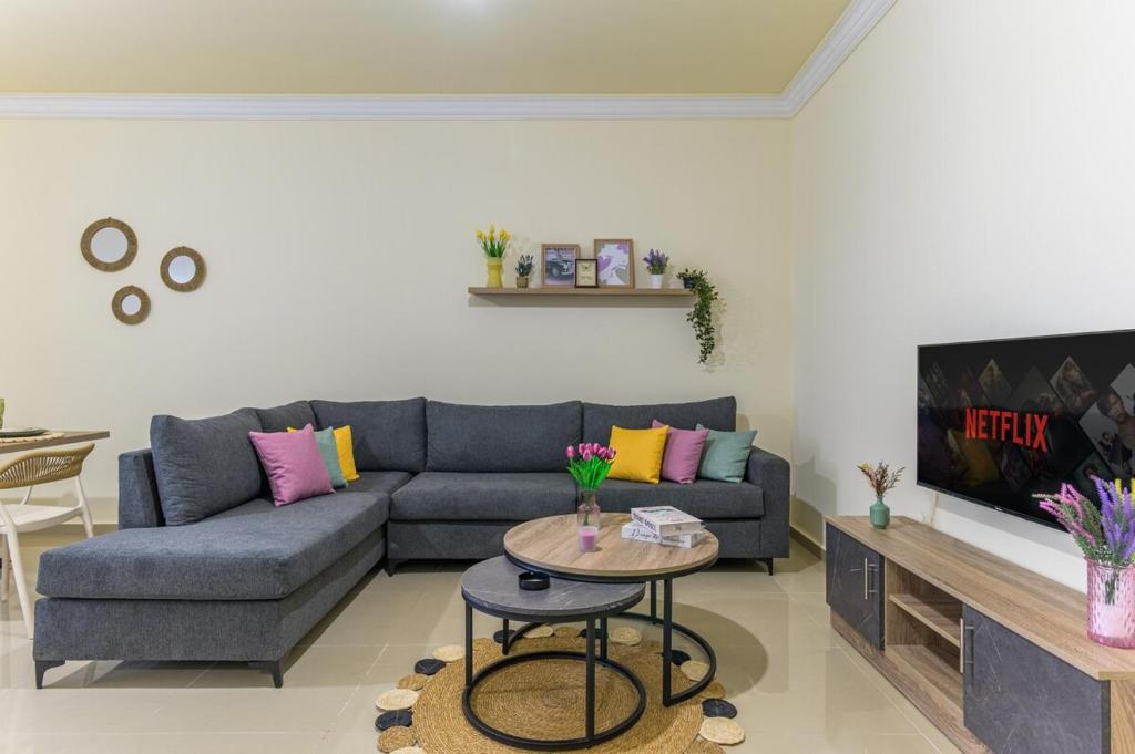 a living room with a couch and a table at Mauve et Miel 2-BR Apartment In Batroun in Batroûn