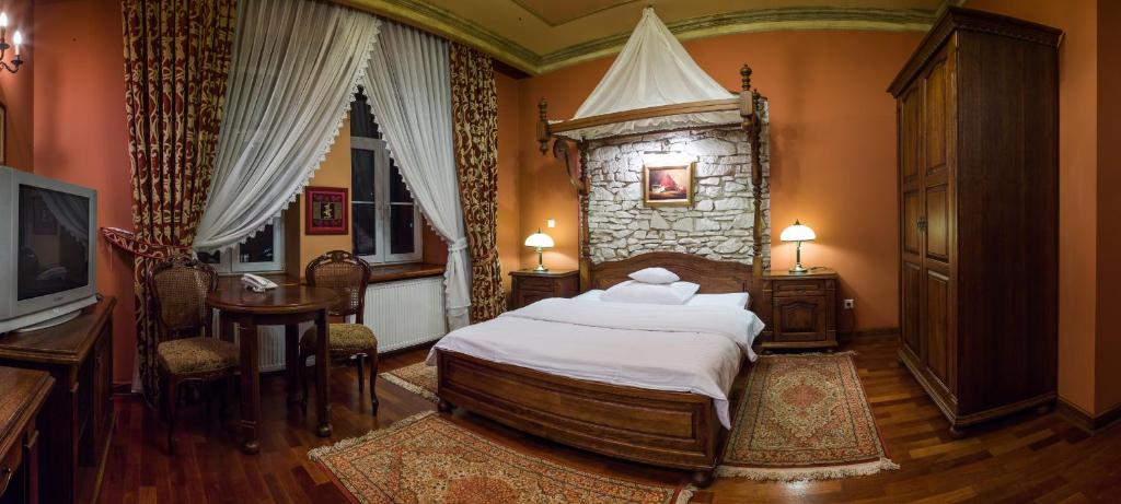 En eller flere senge i et værelse på Hotel Staromiejski