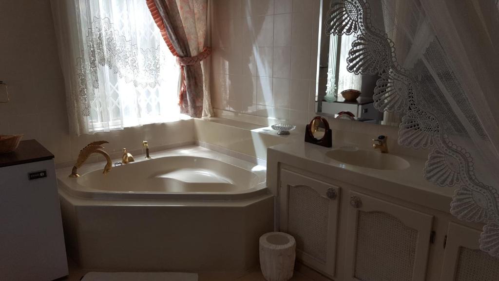 Bokmakierie Country Lodge - Deluxe King Suite