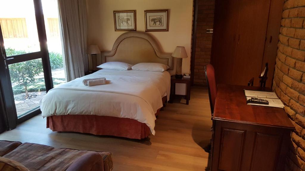 Bokmakierie Country Lodge - Tweepersoonskamer Met Uitzicht Op Het Zwembad