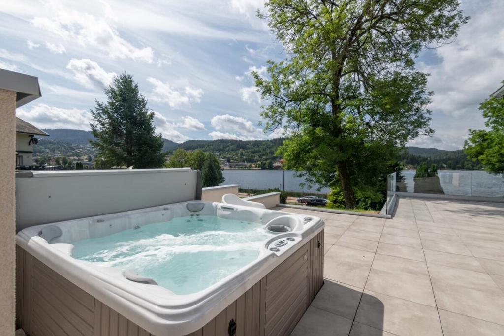 Maison Calypso Luxury Lakefront Villa with Hot Tub & Sauna