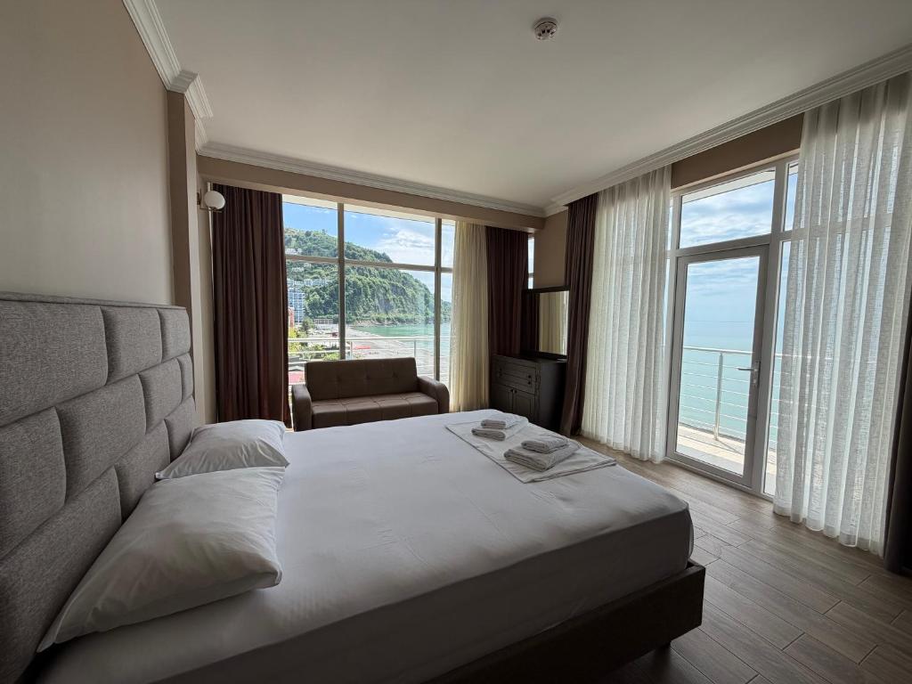 Llit o llits en una habitació de Black Sea Hotel