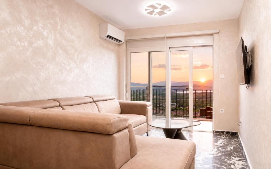 a living room with a couch and a table at Dorado Apartments in Kavač