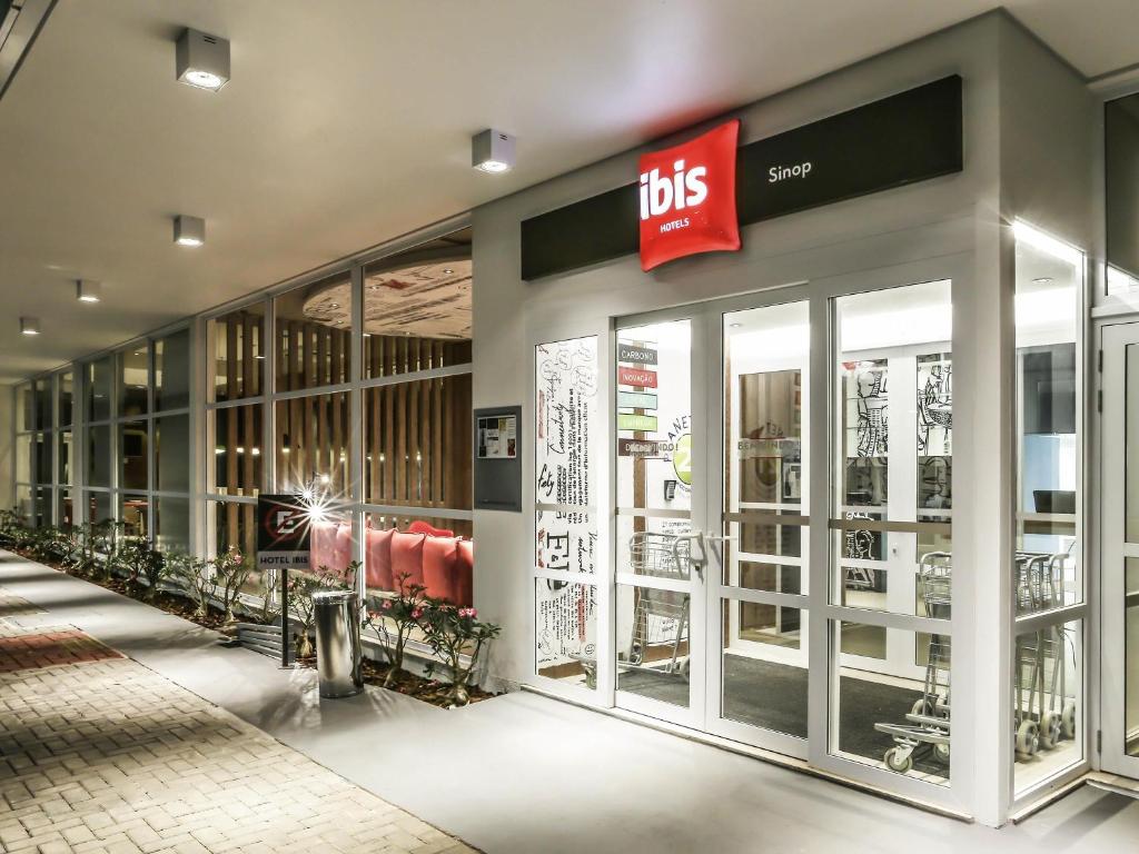 ein Ladenlokal mit vielen Glastüren in der Unterkunft ibis Sinop in Sinop