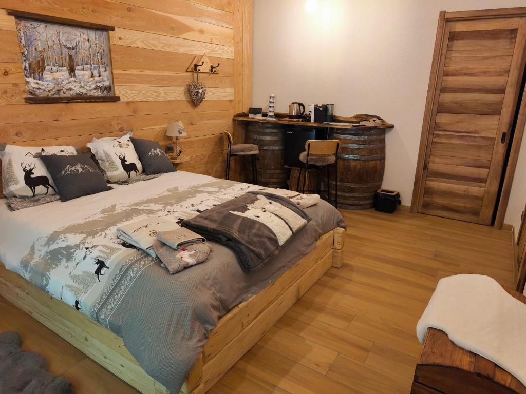 a bedroom with a bed and a desk in a room at Lu Cheur ad Zona Verde in Limone Piemonte