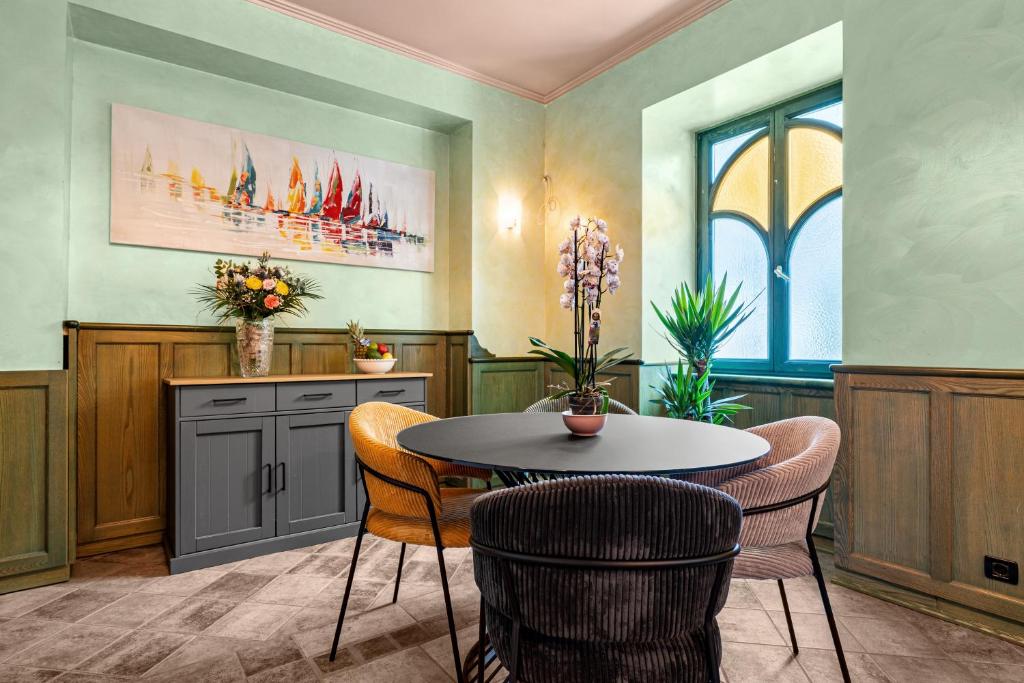 a dining room with a table and chairs at Villa Kontesa in Lovran