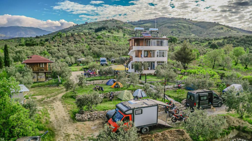 an aerial view of a resort with a house and vehicles at Oli Kazdağları in Biller