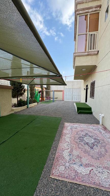 a building with a rug and a green carpet at اطلال الهدا Al-Hada ruins in Taif