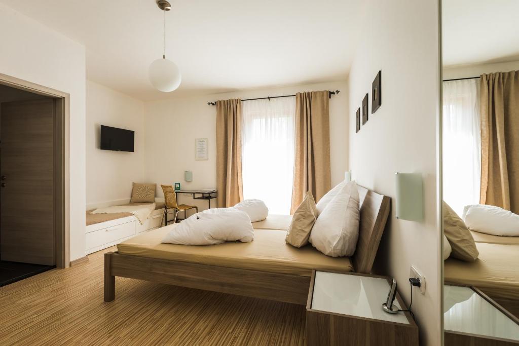 TV a/nebo společenská místnost v ubytování Pension Julia & Haus Elisabeth - Wallner's Hofheuriger & Weinhof