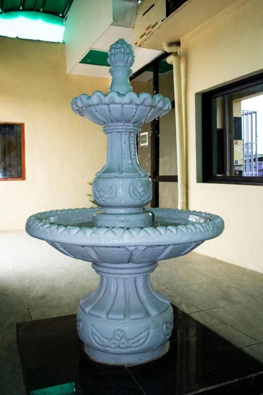ein großer blauer Brunnen in einem Zimmer in der Unterkunft Hôtel LEWI 2 Bouaké in Bouaké
