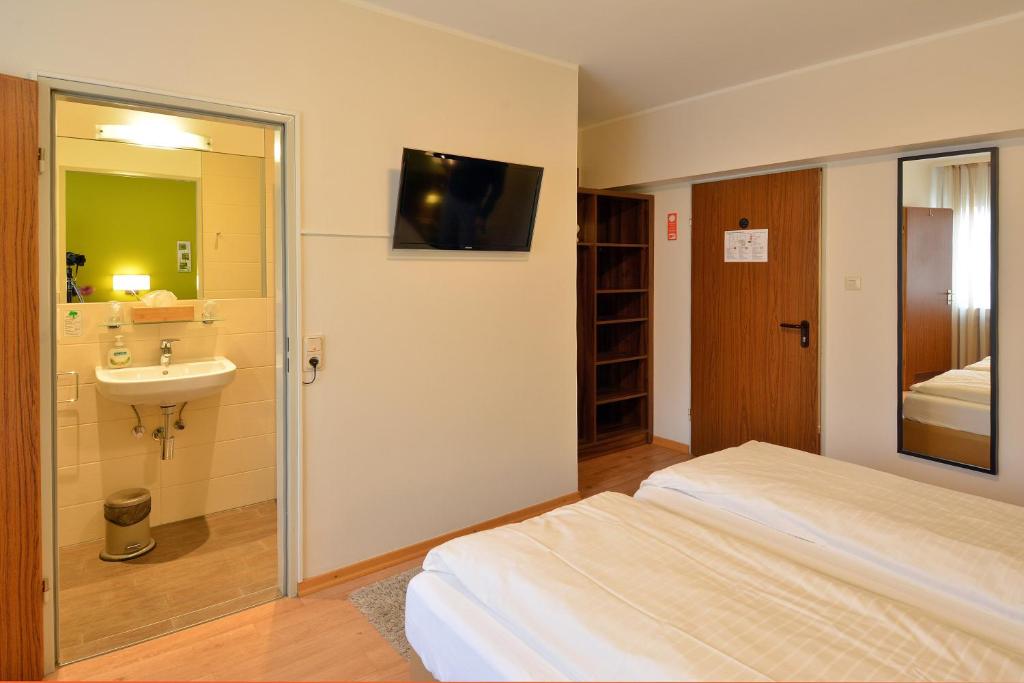 Postel nebo postele na pokoji v ubytování L' Angolo Ristorante & Hotel GmbH