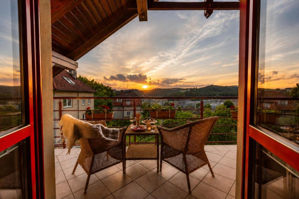 a patio with a table and chairs on a balcony at Apartmány Sonáta Luhačovice in Luhačovice