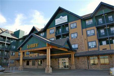 een groot gebouw met een bord voor een hotel bij Clearwater Hotel Ltd in Fort McMurray